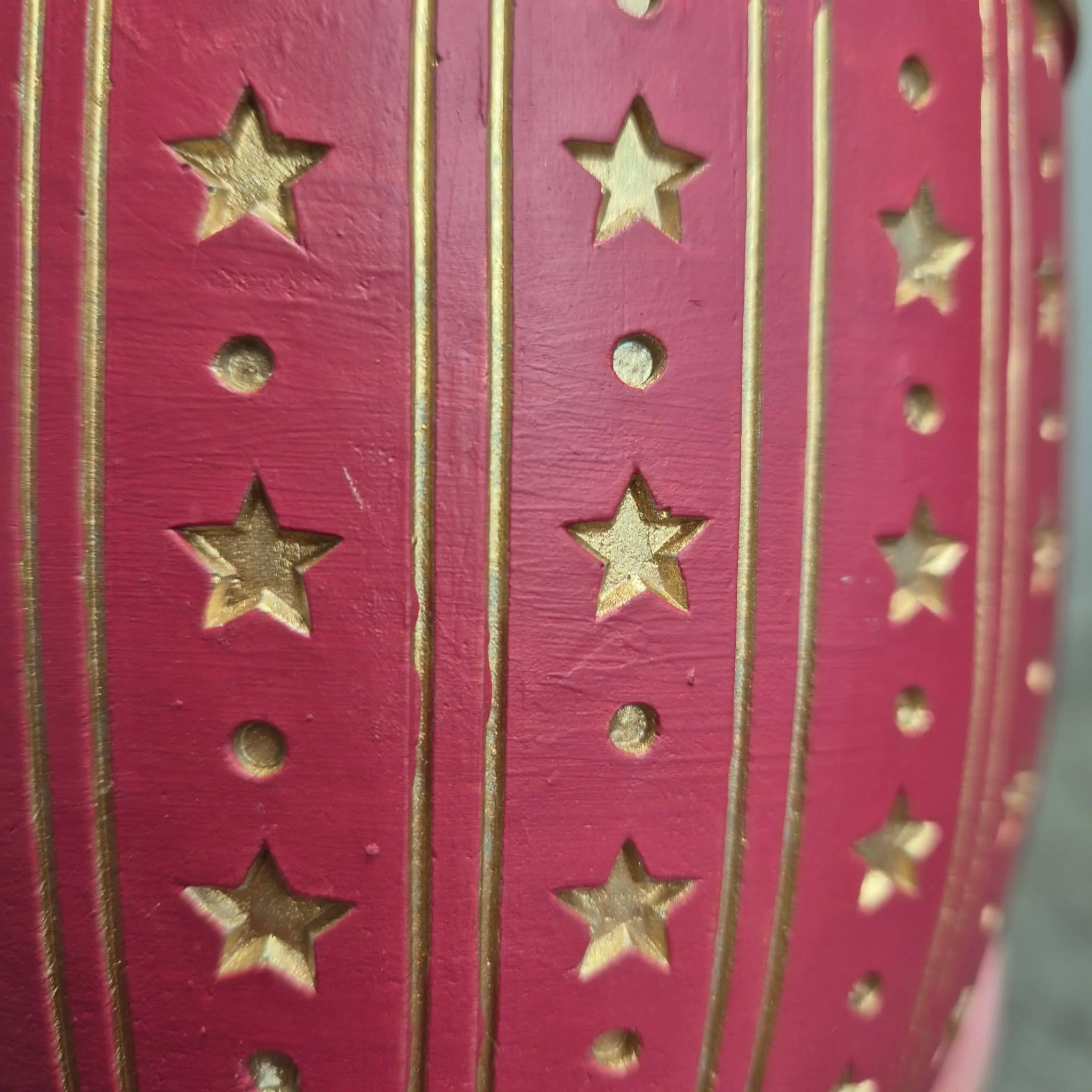 Osłonka na doniczkę ceramiczna czerwona świąteczna w złote gwiazdki 12cm