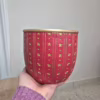 Osłonka na doniczkę ceramiczna czerwona świąteczna w złote gwiazdki