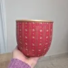 Osłonka na doniczkę ceramiczna czerwona świąteczna w złote gwiazdki