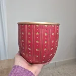 Osłonka na doniczkę ceramiczna czerwona świąteczna w złote gwiazdki 12cm