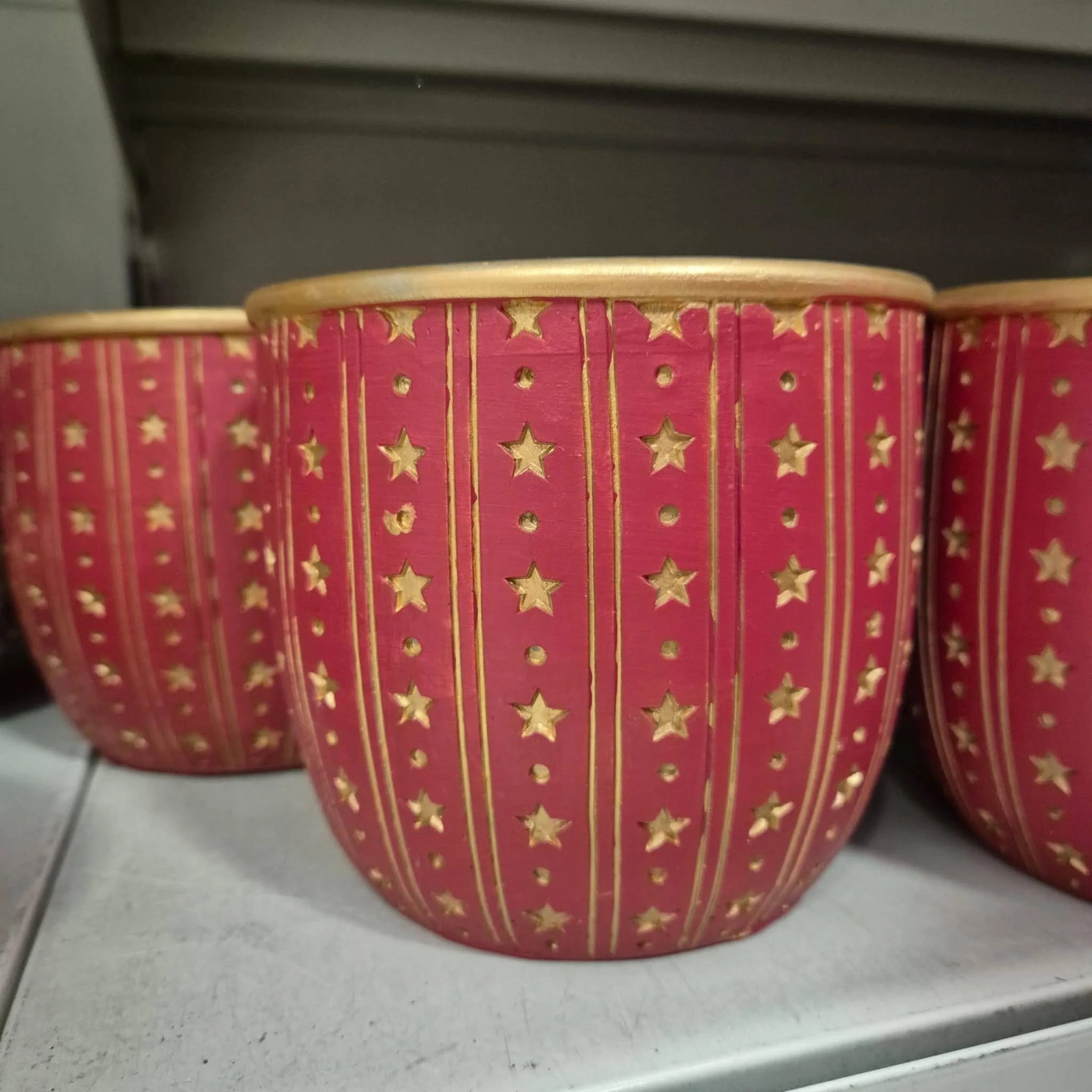 Osłonka na doniczkę ceramiczna czerwona świąteczna w złote gwiazdki 12cm
