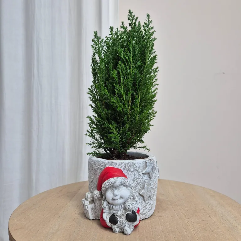 Osłonka na doniczkę betonowa z dziewczynką w czapce Mikołaja 8,5cm