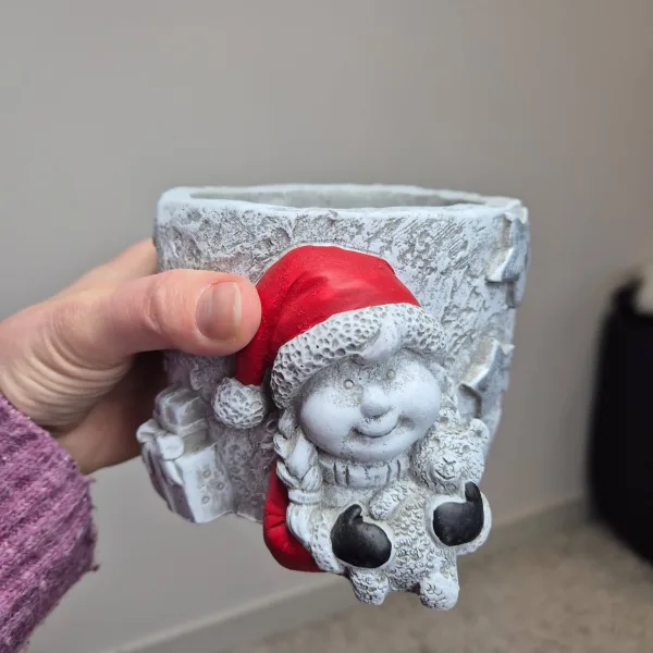 Osłonka na doniczkę betonowa z dziewczynką w czapce Mikołaja 8,5cm