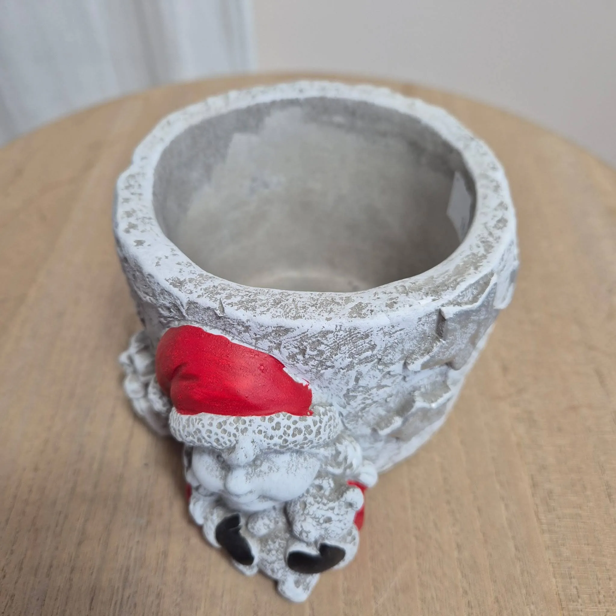 Osłonka na doniczkę betonowa z dziewczynką w czapce Mikołaja 8,5cm