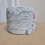 Osłonka na doniczkę betonowa z dziewczynką w czapce Mikołaja 8,5cm