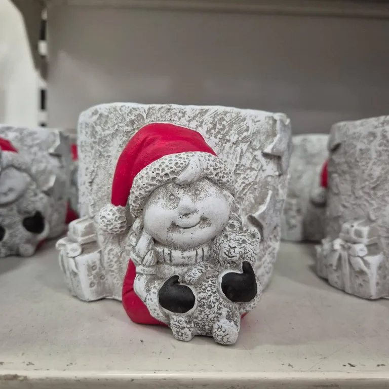 Osłonka na doniczkę betonowa z dziewczynką w czapce Mikołaja 8,5cm