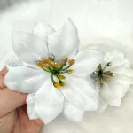 Poinsecja, gwiazda betlejemska biała na klipsie 2szt