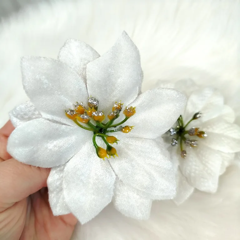 Poinsecja, gwiazda betlejemska biała na klipsie 2szt