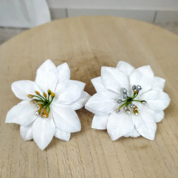 Poinsecja, gwiazda betlejemska biała na klipsie 2szt