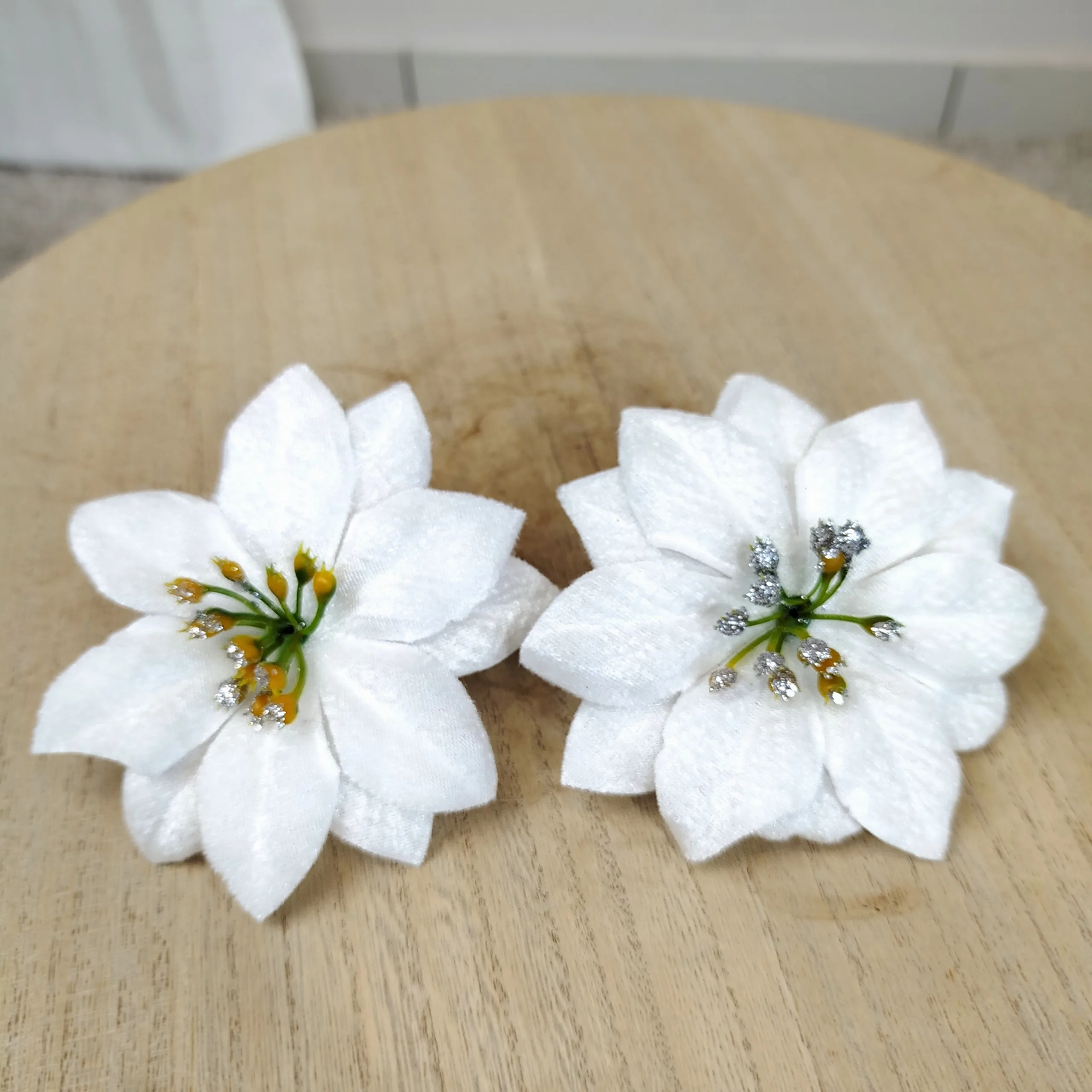 Poinsecja, gwiazda betlejemska biała na klipsie 2szt