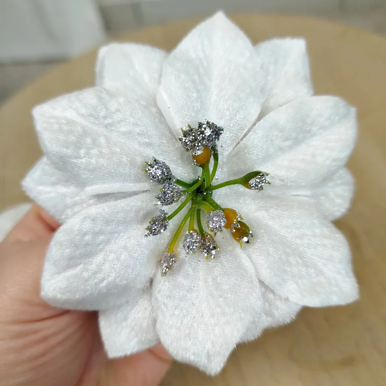 Poinsecja, gwiazda betlejemska biała na klipsie 2szt