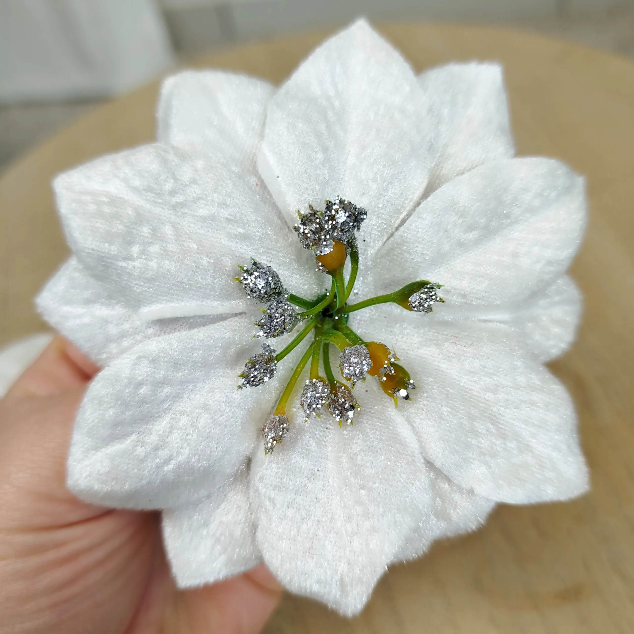 Poinsecja, gwiazda betlejemska biała na klipsie 2szt