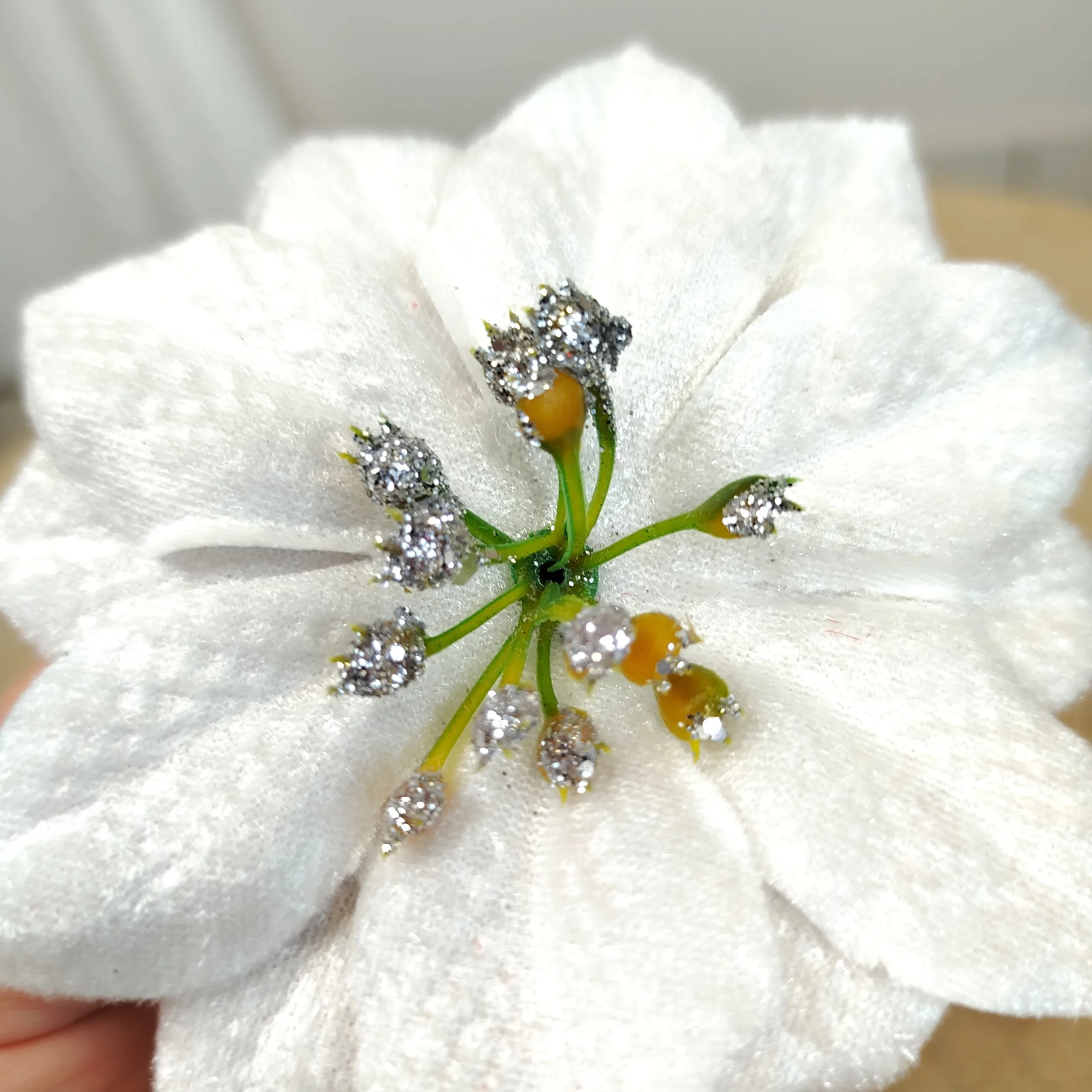 Poinsecja, gwiazda betlejemska biała na klipsie 2szt