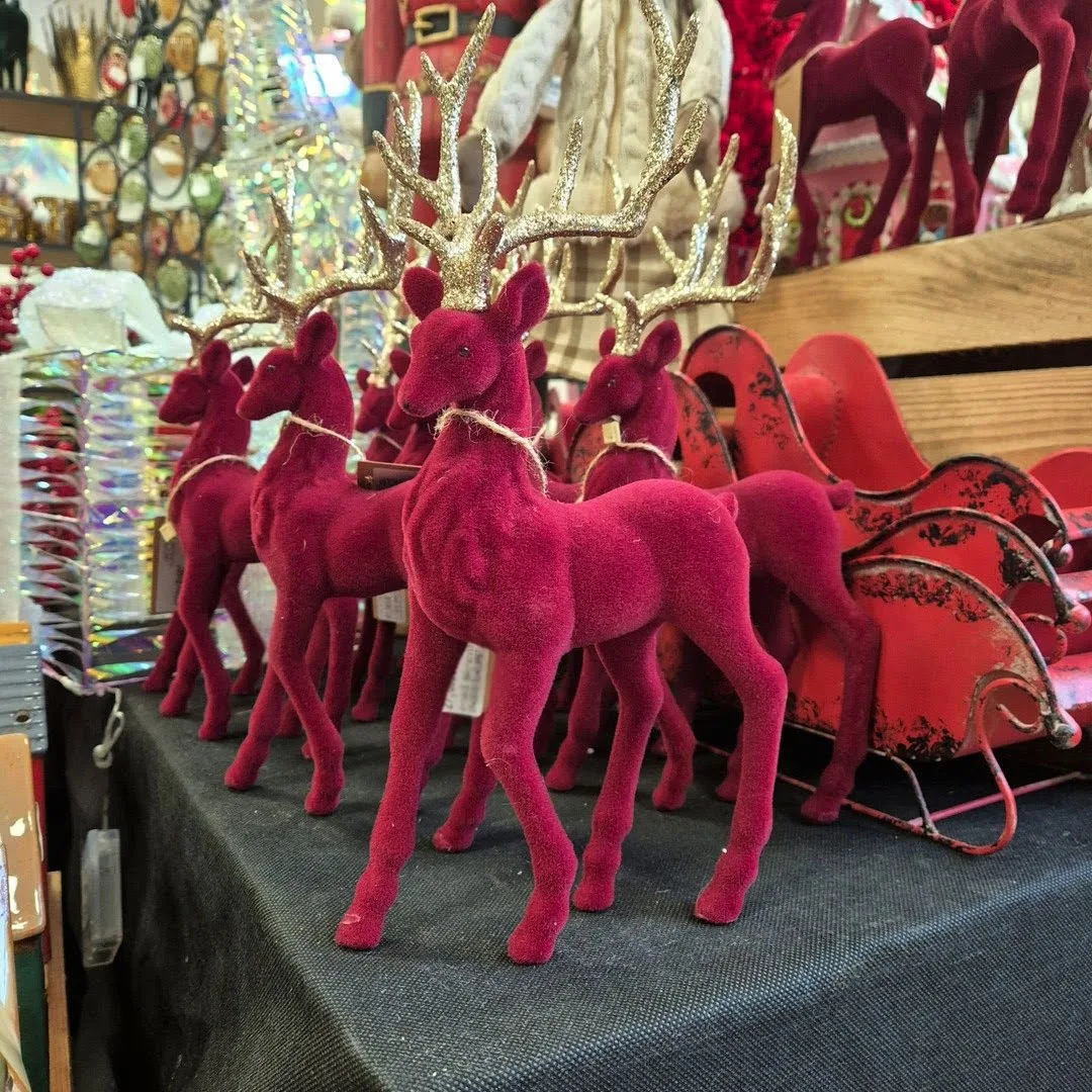 Renifer jeleń welurowa figurka świąteczna bordowa 32cm