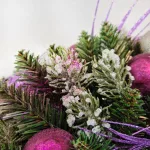 Wianek na drzwi świąteczny bożonarodzeniowy sztuczny fioletowy z jeleniem 50cm