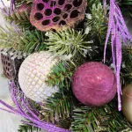 Wianek na drzwi świąteczny bożonarodzeniowy sztuczny fioletowy z jeleniem 50cm