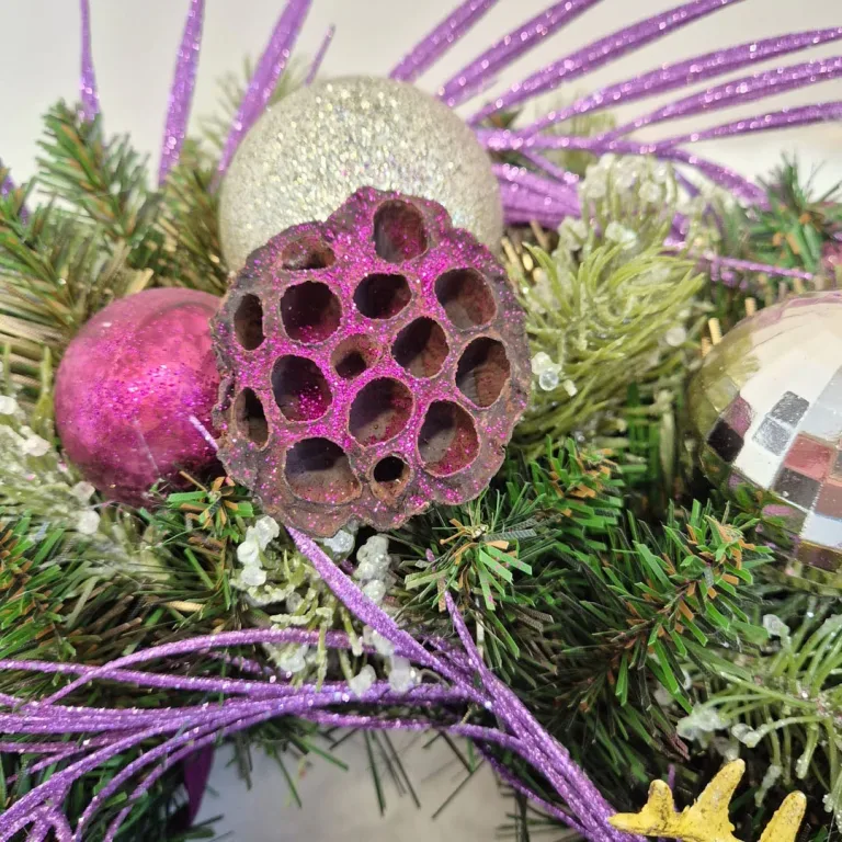 Wianek na drzwi świąteczny bożonarodzeniowy sztuczny fioletowy z jeleniem 50cm