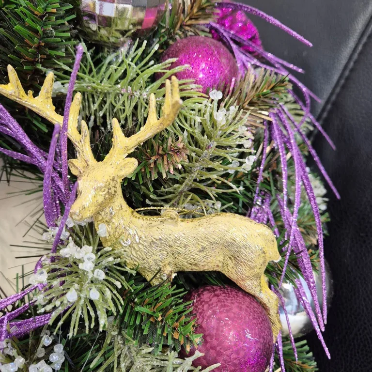 Wianek na drzwi świąteczny bożonarodzeniowy sztuczny fioletowy z jeleniem 50cm