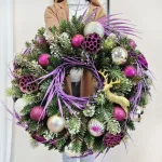 Wianek na drzwi świąteczny bożonarodzeniowy sztuczny fioletowy z jeleniem 50cm