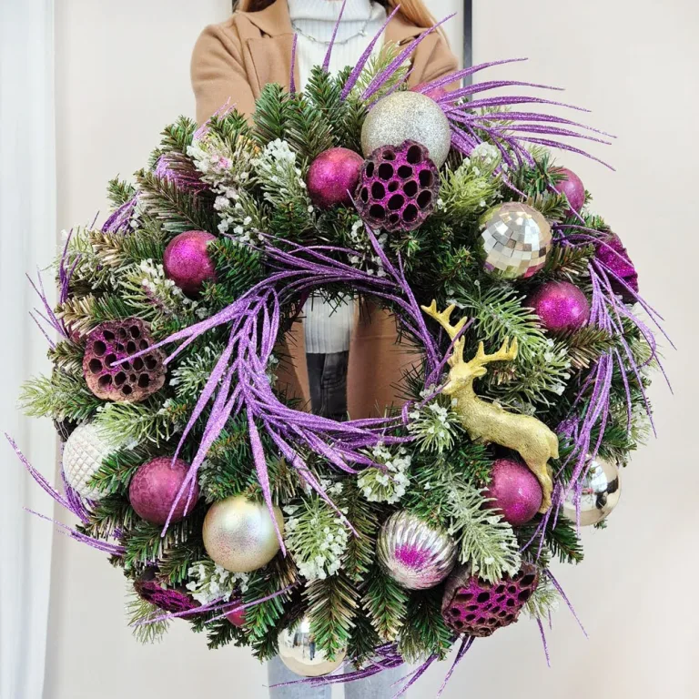 Wianek na drzwi świąteczny bożonarodzeniowy sztuczny fioletowy z jeleniem 50cm