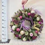 Wianek na drzwi świąteczny bożonarodzeniowy sztuczny fioletowy z jeleniem 50cm