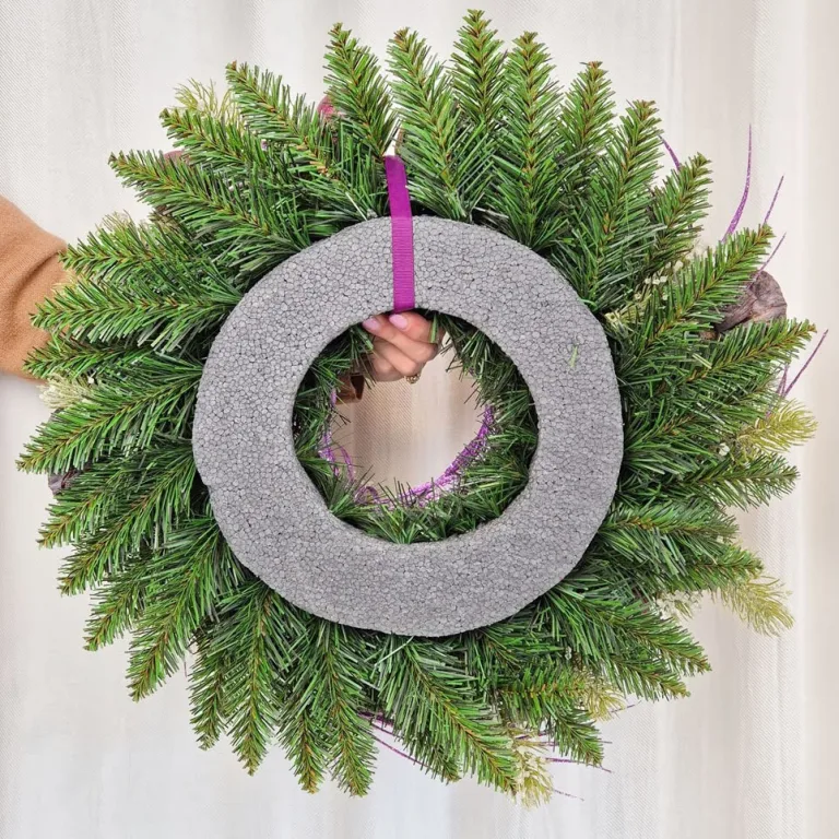 Wianek na drzwi świąteczny bożonarodzeniowy sztuczny fioletowy z jeleniem 50cm