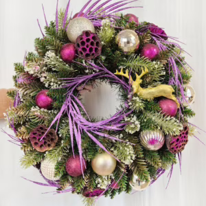 Wianek na drzwi świąteczny bożonarodzeniowy sztuczny fioletowy z jeleniem 50cm
