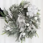 Wianek na drzwi świąteczny bożonarodzeniowy sztuczny z jeleniem srebrnym 65cm