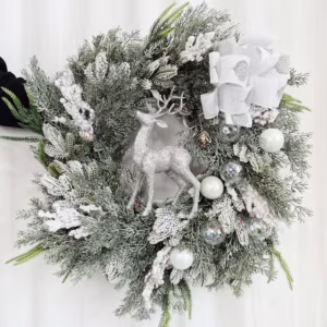 Wianek na drzwi świąteczny bożonarodzeniowy sztuczny z jeleniem srebrnym 65cm