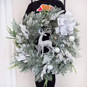 Wianek na drzwi świąteczny bożonarodzeniowy sztuczny z jeleniem srebrnym 65cm