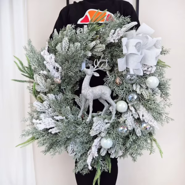 Wianek na drzwi świąteczny bożonarodzeniowy sztuczny z jeleniem srebrnym 65cm