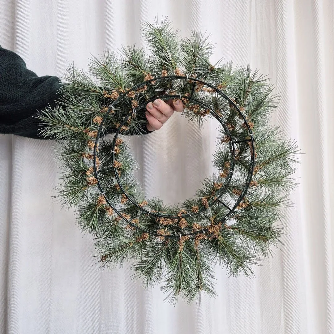 Wianek na drzwi świąteczny zimowy z gałązek jodły sztuczny 50cm