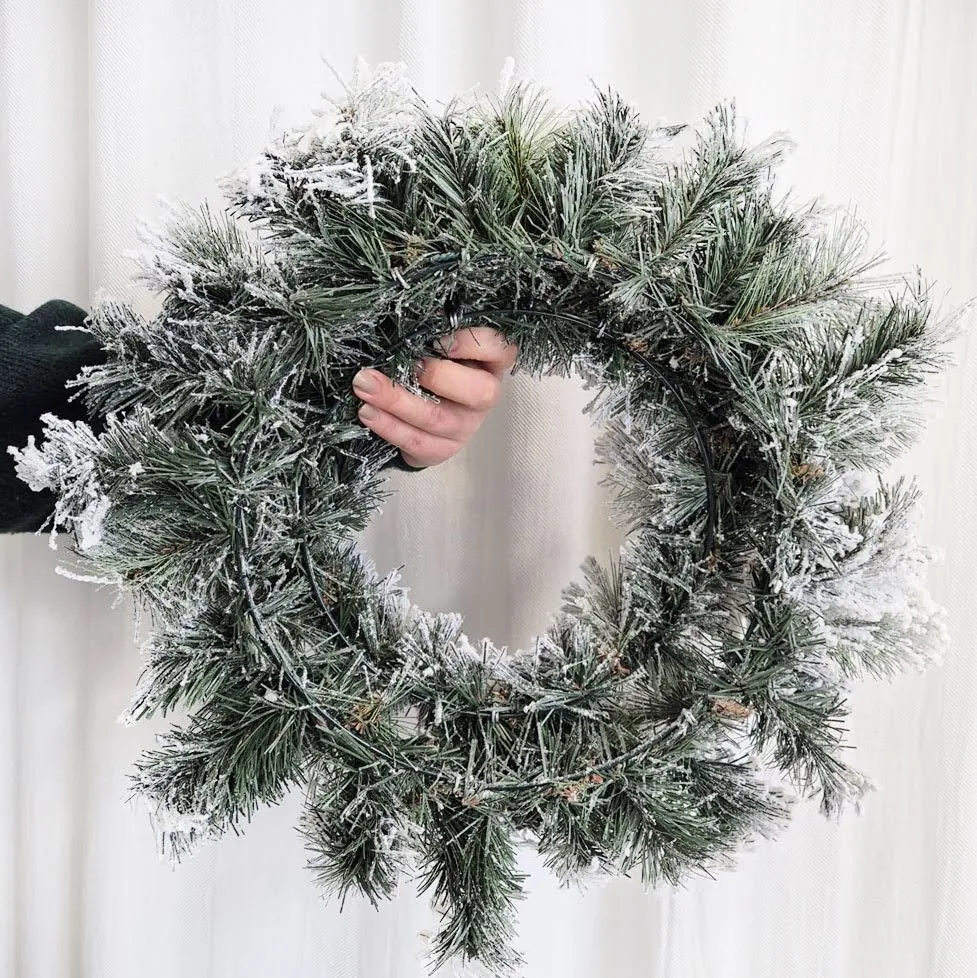 Wianek na drzwi świąteczny zimowy z jodły ośnieżone gałązki sztuczny 50cm