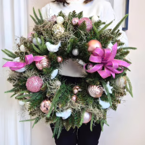 Wianek na drzwi świąteczny bożonarodzeniowy sztuczny różowy ręcznie robiony 50cm