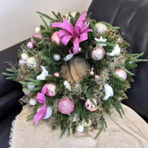 Wianek na drzwi świąteczny bożonarodzeniowy sztuczny różowy ręcznie robiony 50cm