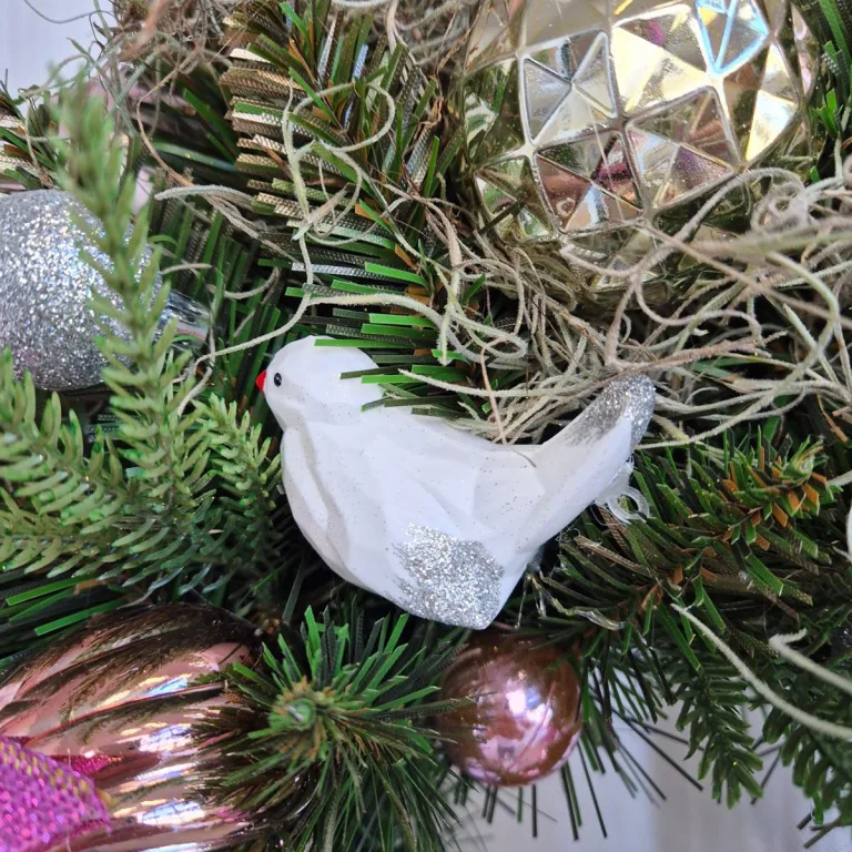 Wianek na drzwi świąteczny bożonarodzeniowy sztuczny różowy ręcznie robiony 50cm