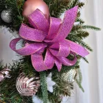 Wianek na drzwi świąteczny bożonarodzeniowy sztuczny różowy ręcznie robiony 50cm