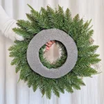 Wianek na drzwi świąteczny bożonarodzeniowy sztuczny różowy ręcznie robiony 50cm