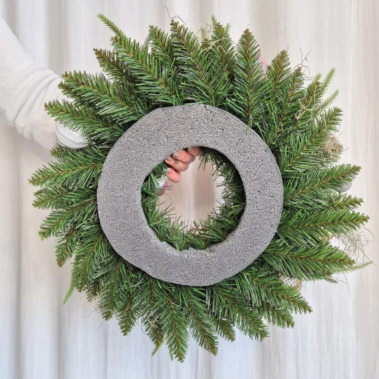 Wianek na drzwi świąteczny bożonarodzeniowy sztuczny różowy ręcznie robiony 50cm