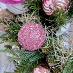 Wianek na drzwi świąteczny bożonarodzeniowy sztuczny różowy ręcznie robiony 50cm