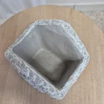 Osłonka na doniczkę betonowa beżowa w kształcie domku 12,5x7cm