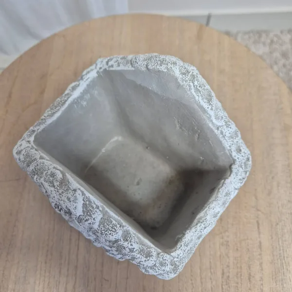 Osłonka na doniczkę betonowa beżowa w kształcie domku 12,5x7cm