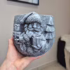 Osłonka na doniczkę betonowa z Mikołajem i choinkami 12cm
