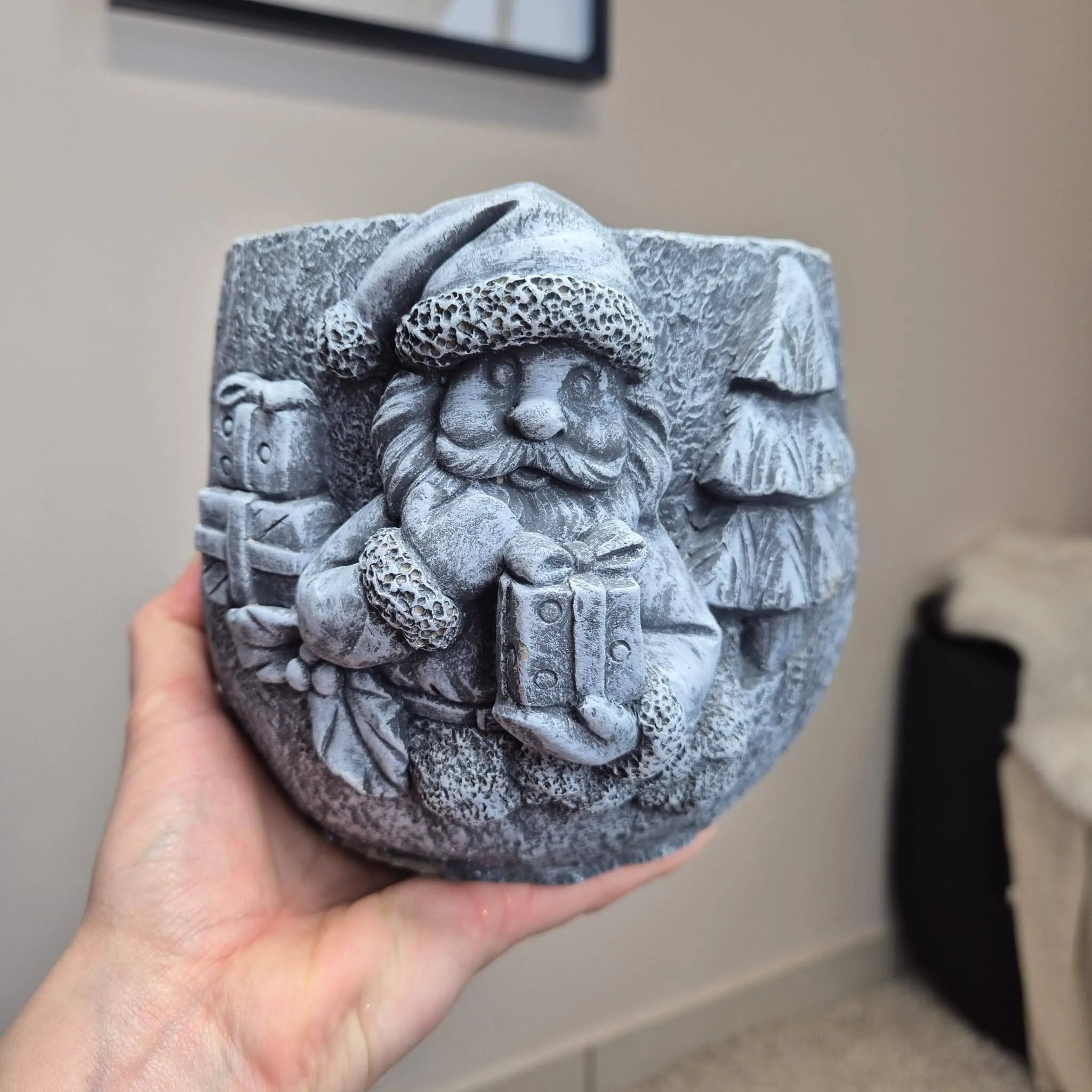 Osłonka na doniczkę betonowa z Mikołajem i choinkami 12cm