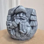 Osłonka na doniczkę betonowa z Mikołajem i choinkami 12cm