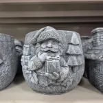 Osłonka na doniczkę betonowa z Mikołajem i choinkami 12cm