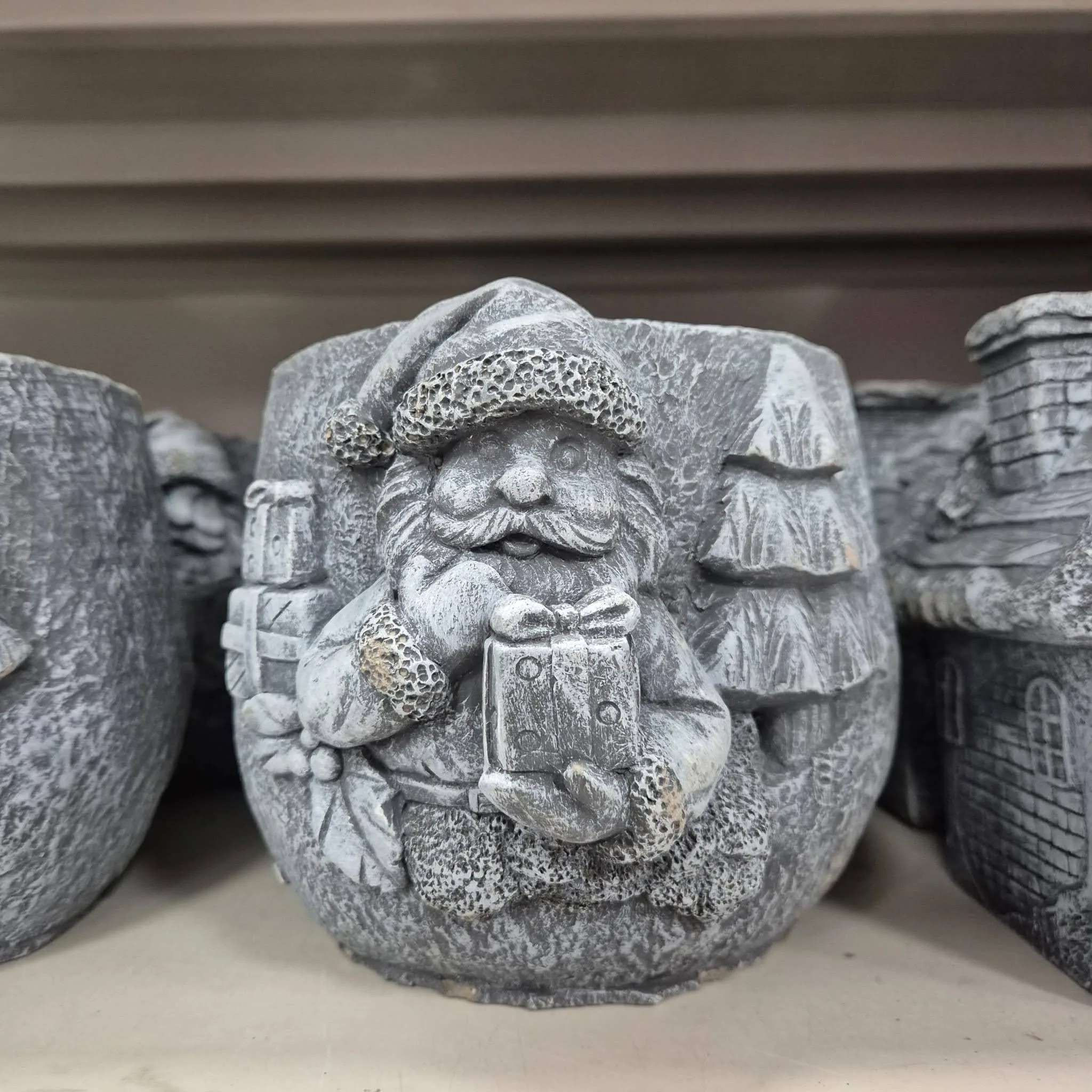 Osłonka na doniczkę betonowa z Mikołajem i choinkami 12cm