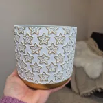 Osłonka na doniczkę ceramiczna biała świąteczna w złote gwiazdki 12cm