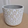 Osłonka na doniczkę ceramiczna biała świąteczna w złote gwiazdki 12cm