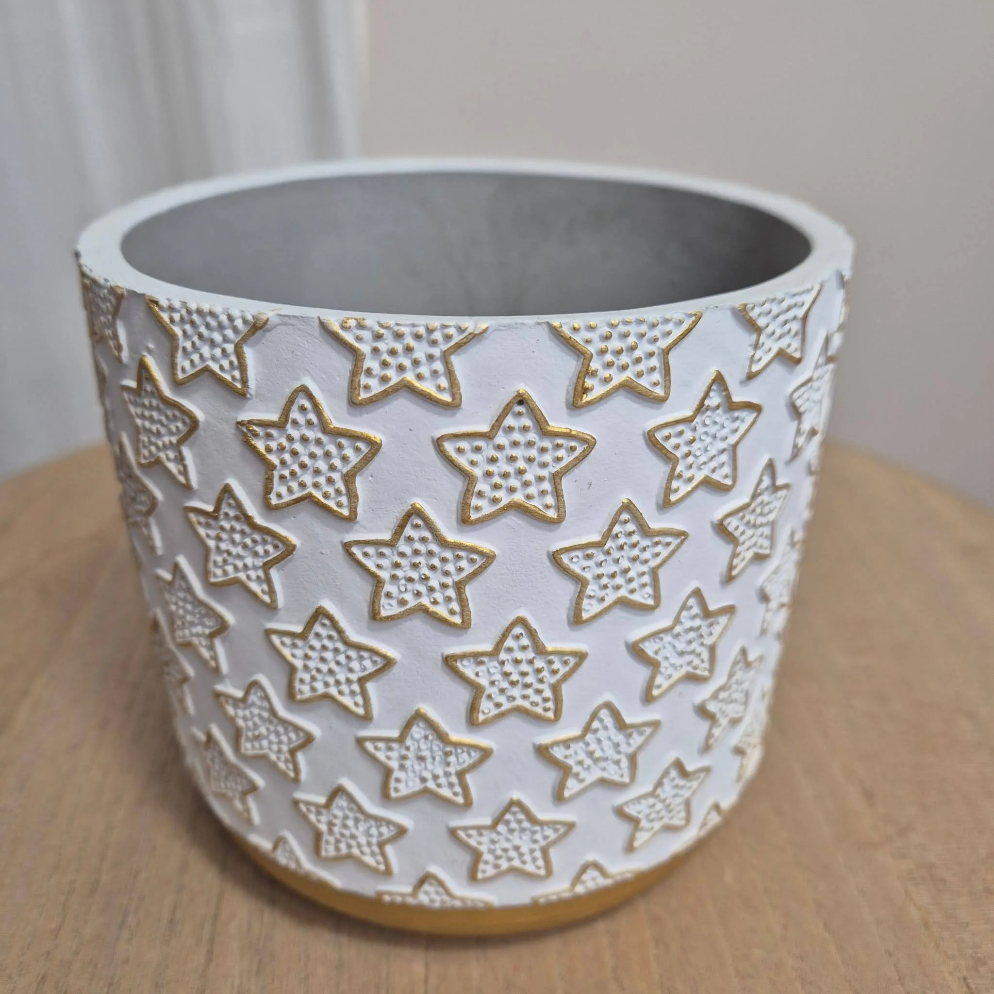 Osłonka na doniczkę ceramiczna biała świąteczna w złote gwiazdki 12cm